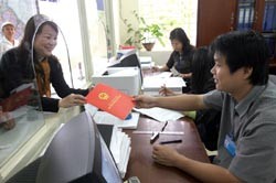Quy trình cấp giấy chứng nhận quyền sử dụng đất còn phức tạp và mất nhiều thời gian. Trong ảnh: Cấp giấy chứng nhận quyền sử dụng đất tại quận Cầu Giấy