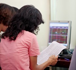 Ở TTCK Việt Nam, thông tin chưa được cung cấp một cách có hệ thống và chính xác - Ảnh: Hoài Nam