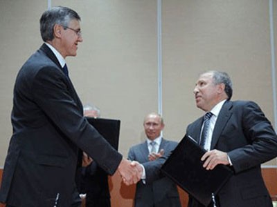 Đại diện của Exxon Mobil (Mỹ) và Rosneft (Nga) trong buổi ký kết hợp tác