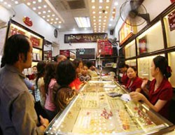 Đối sách chống làm giá vàng