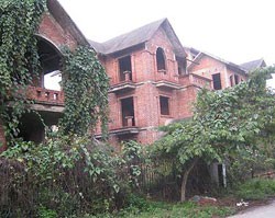 Biệt thự bỏ hoang là “vệt đen” cần xóa
