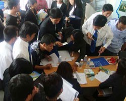 Khách chen lấn đặt cọc mua nền đất tại dự án Green River City
