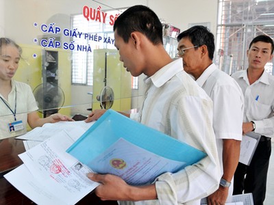 Người dân làm thủ tục cấp phép xây dựng tại TPHCM. Ảnh: Việt Dũng
