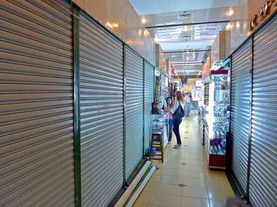 Giá thuê mặt bằng tại nhiều trung tâm thương mại quá cao sẽ khiến giá sản phẩm phải tăng theo để đảm bảo chi phí. Và như thế, khách hàng sẽ dè dặt hơn trong chi tiêu khiến nhiều hộ kinh doanh lâm v�