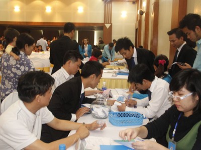 Rất đông khách hàng làm thủ tục ký hợp đồng mua bán dự án ngay tại lễ mở bán ngày 20/11. 