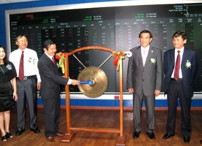 Lãnh đạo ORS đánh cồng mở cửa phiên giao dịch sáng 12/7/2010 trên HNX với giá bình quân 13.100 đồng