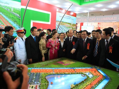 Phó Thủ tướng Hoàng Trung Hải cùng các quan khách thăm dự án của Phúc Khang tại triển lãm Vietbuild 2011