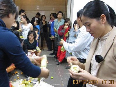 Khi bỏ ra hàng tỷ đồng để mua 1 căn hộ tại chung cư cao nhất Việt Nam, có lẽ ít ai trong số những cư dân này ngờ rằng: có ngày mình phải...ăn ngô trừ bữa