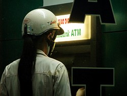 Vietcombank trực tiếp hướng dẫn khách hàng các biện pháp an toàn trên màn hình ATM