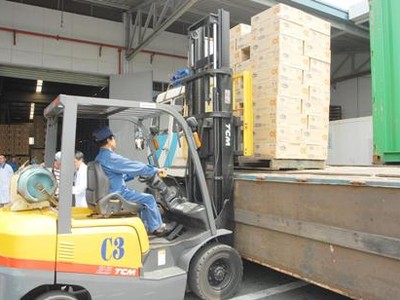 Sữa Dielac được xếp lên container chuẩn bị xuất khẩu. 