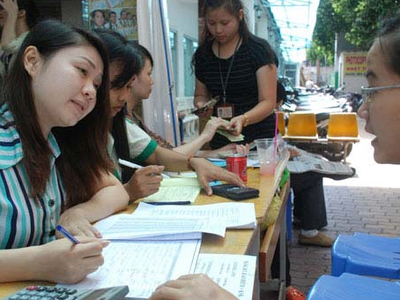 Sinh viên nộp phí bảo hiểm tại Trường ĐH Hùng Vương