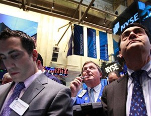 Dồn dập tin xấu, phố Wall tiếp tục mất điểm 