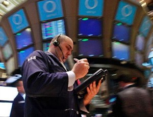 Phố Wall có phiên giảm mạnh trước nhiều thông tin bất ổn - Ảnh: Reuters