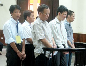 Bị cáo Khải (ngoài cùng bên phải, áo kẻ) phải lĩnh án tử hình