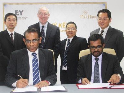 Ông Bimal Balasingham, Giám đốc Phú Hưng Life Insurance và ông Saman W. Bandara, Phó Tổng Giám đốc Phụ trách Dịch vụ Bảo hiểm của EY Việt Nam ký kết hợp đồng.