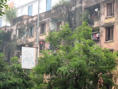 Dân nơm nớp sống dưới chung cư sắp sập