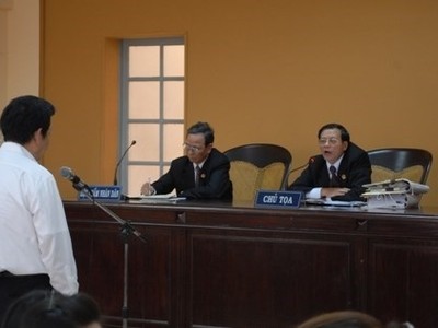 Ông Ly Sam trả lời câu hỏi của Tòa tại phiên xử ngày 28/12/2012.