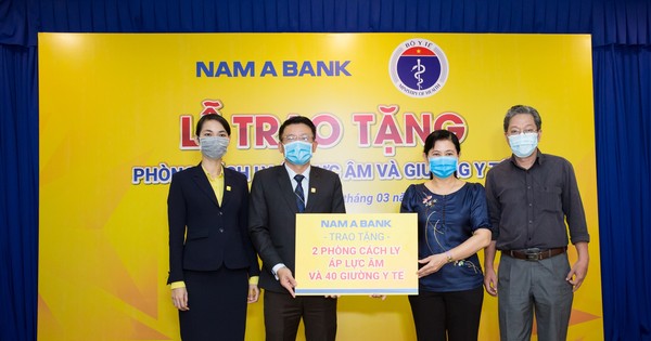 Nam A Bank trao tặng 2 phòng cách ly lực âm và 40 giường y tế chống dịch Covid-19