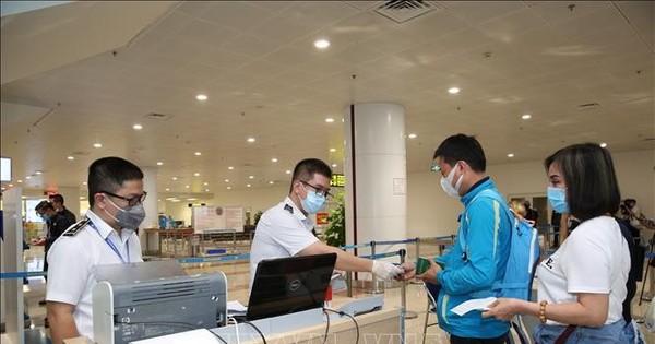 Hai người từ nước ngoài về chung chuyến bay nhiễm nCoV
