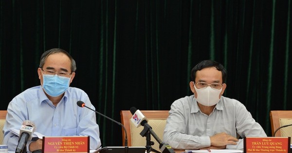 Bí thư TP.HCM gợi ý trả lương cho người ở nhà để chống dịch Covid-19