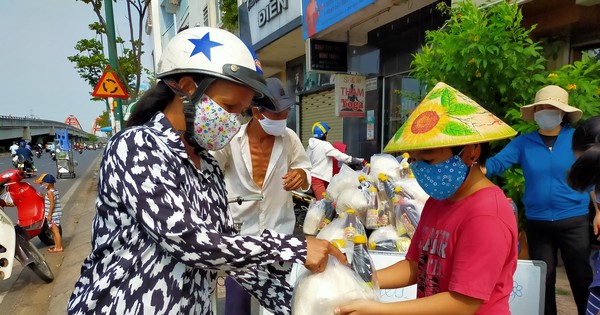 Hình ảnh lay động lòng người ngày hết giãn cách xã hội: Các em nhỏ Sài Gòn lễ phép phát...