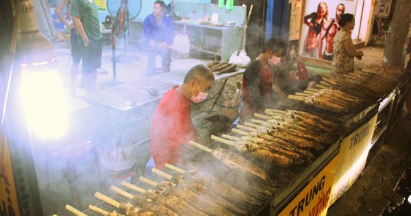 Đỏ lửa thâu đêm nướng hàng nghìn cá lóc cho ngày vía Thần tài