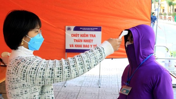 Công tác phòng chống dịch COVID-19 tại Bệnh viện Đa khoa tỉnh Thái Bình được tăng cường. (Ảnh: Thế Duyệt/TTXVN).