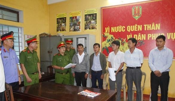Công an tỉnh Thừa Thiên-Huế khởi tố các cán bộ liên quan đến sai phạm ký khống giấy tờ đất đai diễn ra ở phường Thủy Xuân, Thành phố Huế. (Nguồn: Tuổi trẻ).