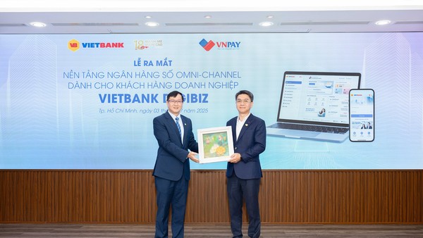 Ông Phạm Linh – Phó tổng giám đốc Vietbank (trái) trao quà lưu niệm cho ông Nguyễn Hữu Phúc - Phó tổng giám đốc VNPAY (phải) tại buổi lễ