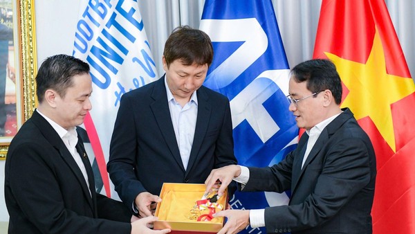 Đại diện PNJ và báo Tuổi Trẻ trao tặng tấm HCV 33 chỉ vàng 24K cho HLV Kim Sang Sik. Ảnh: Nam Trần.