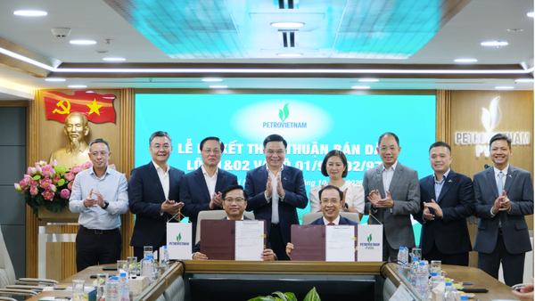 Lãnh đạo Tập đoàn chứng kiến nghi thức ký kết Thỏa thuận bán dầu Dự án Lô 01/97&02/97