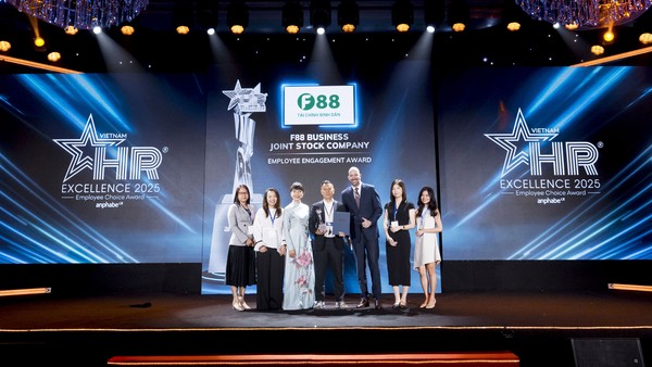 Đại diện F88 chụp ảnh lưu niệm tại giải thưởng HR Excellence 2025.