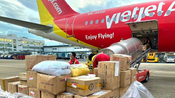 Hàng trăm thùng hàng cứu trợ của người dân cả nước được Vietjet vận chuyển đến vùng bão lũ những ngày qua.