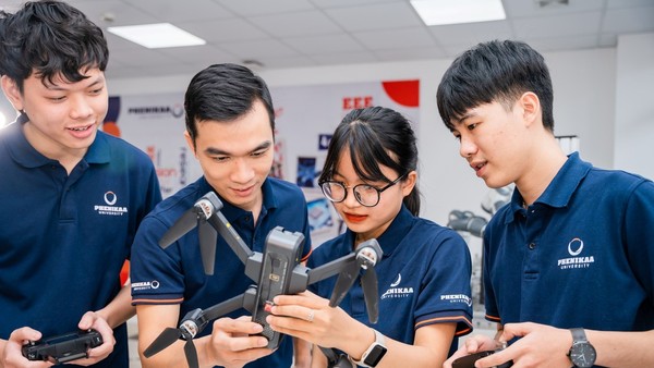 Nguyễn Thị Khánh Diệu trong phòng thí nghiệm cùng bạn bè khám phá thế giới kỹ thuật y sinh. (Ảnh: NVCC).