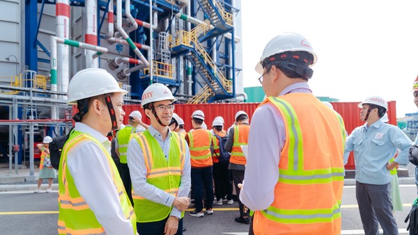 Các nhà đầu tư, chuyên gia tham quan Nhà máy điện Nhơn Trạch 3&4