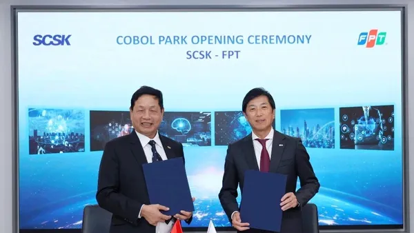 Tiến sĩ Trương Gia Bình - Chủ tịch HĐQT Tập đoàn FPT và ông Takaaki Toma - Giám đốc điều hành kiêm Chủ tịch SCSK tại Lễ thành lập COBOL PARK.