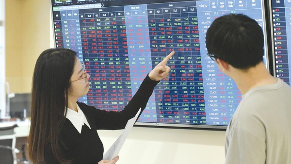 Giao dịch chứng khoán sáng 15/9: Thận trọng