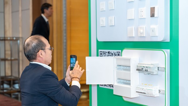 Schneider Electric ra mắt Vivace E - Dòng công tắc, ổ cắm chuẩn mực tiện nghi với đổi mới ở mọi điểm chạm 