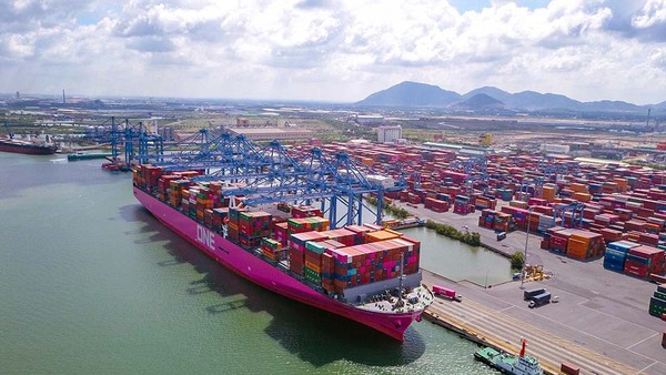 Các doanh nghiệp lo ngại nếu thu thêm phí cảng biển khu vực Bình Dương và Bà Rịa - Vũng Tàu sẽ làm tăng thêm chi phí logistics. Trong ảnh: Cụm cảng Cái Mép - Thị Vải