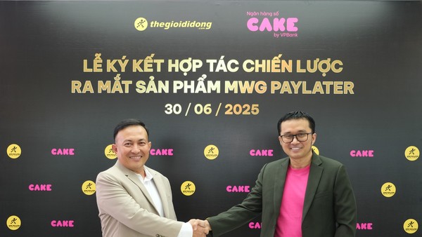 Ông Trương Hồng Hoàng, Giám đốc Phát triển kinh doanh ngành hàng dịch vụ của Thế giới Di động và ông Nguyễn Hữu Quang, CEO Ngân hàng số Cake công bố ra mắt sản phẩm MWG Paylater