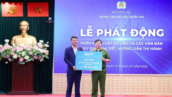 Tổng Giám đốc BIDV Lê Ngọc Lâm trao kinh phí ủng hộ Quỹ PTDLQG