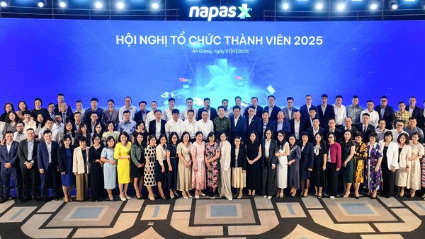 Hội nghị Tổ chức Thành viên năm 2025 không chỉ là dịp tổng kết những kết quả đã đạt được trong năm qua, mà còn thể hiện cam kết của NAPAS trong việc đồng hành cùng các tổ chức thành viên, thúc đẩy đổi mới sáng tạo, mở rộng hợp tác và phát triển hệ sinh thái thanh toán số toàn diện. 