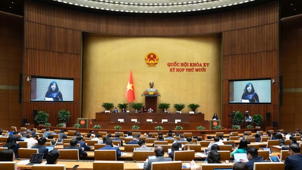 Bộ trưởng Bộ Y tế Đào Hồng Lan trình bày Báo cáo tiếp thu, giải trình trước khi Luật Dân số được thông qua vào sáng 10/12