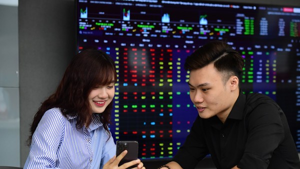 Giao dịch chứng khoán sáng 4/7: Dòng tiền hướng đến các cổ phiếu vừa và nhỏ