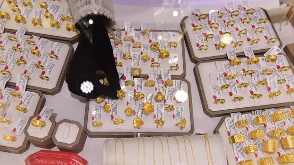 Giá vàng hôm nay ngày 25/12: Vàng quay đầu giảm nhẹ