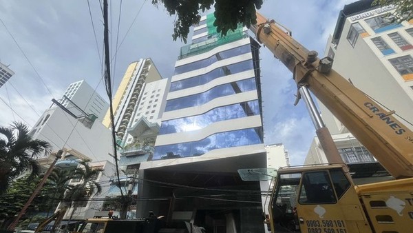 Lực lượng chức năng cưỡng chế khách sạn xây vượt 5 tầng ở đường Nguyễn Thiện Thuật, Thành phố Nha Trang, tỉnh Khánh Hòa. Ảnh: L.H