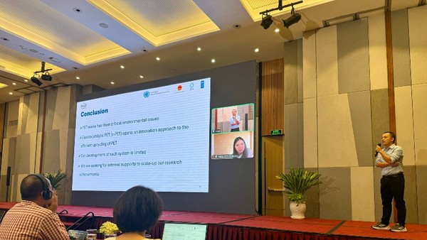 Các đội thi đang trình bày ý tưởng về giảm rác thải nhựa.