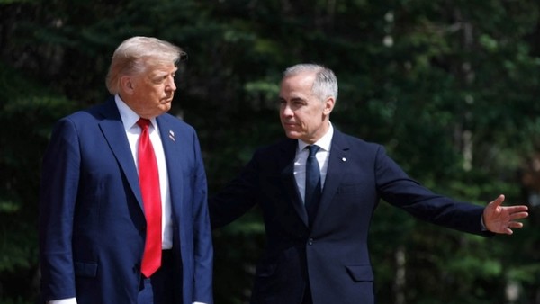 Tổng thống Mỹ Donald Trump (bìa trái) và Thủ tướng Canada Mark Carney tại lễ đón tiếp trong hội nghị thượng đỉnh G7 diễn ra ở Kananaskis, bang Alberta, Canada vào ngày 16/6/2025. Ảnh: AFP 