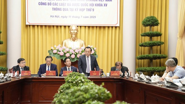 Thứ trưởng Bộ Tài chính Lê Tấn Cận giới thiệu những nội dung mới của Luật.