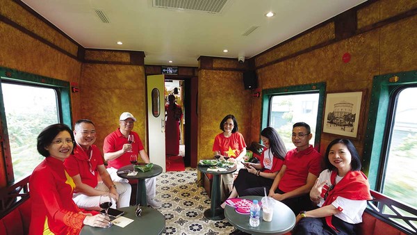 Du khách trải nghiệm đoàn tàu du lịch hai tầng The Hanoi Train. Ảnh: Hồ Hạ 